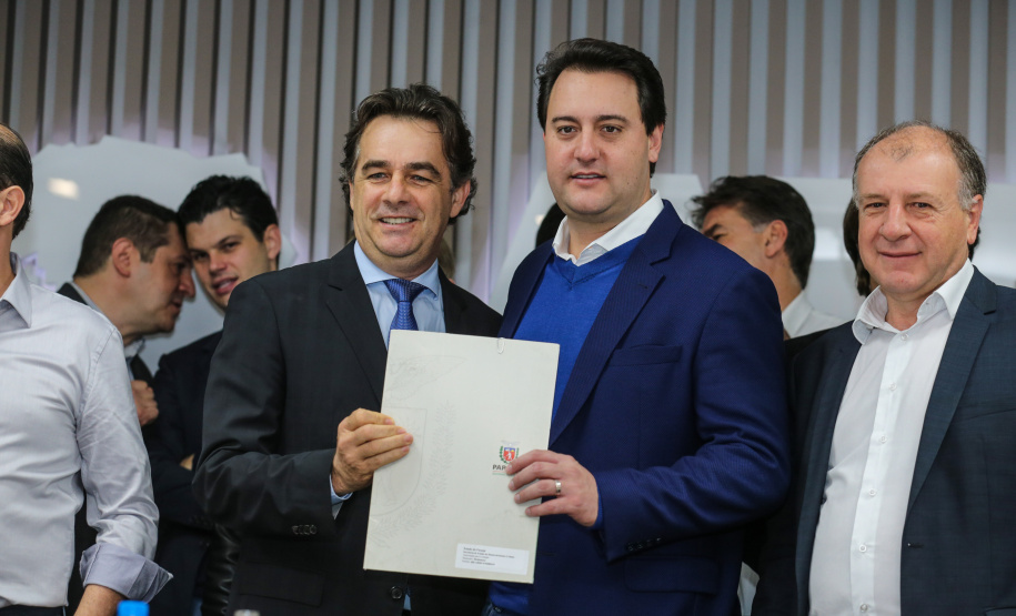 O governador Carlos Massa Ratinho Junior se reúne com prefeitos na sede da Associação dos Municípios do Oeste do Paraná (Amop) em Cascavel nesta sexta-feira (24),  para confirmar recursos do Estado para investimentos nos municípios. No mesmo encontro são anunciados investimentos que a Copel fará na região Oeste nos próximos três anos.   Cascavel, 24/05/2019 -  Foto: Geraldo Bubniak/ANPr