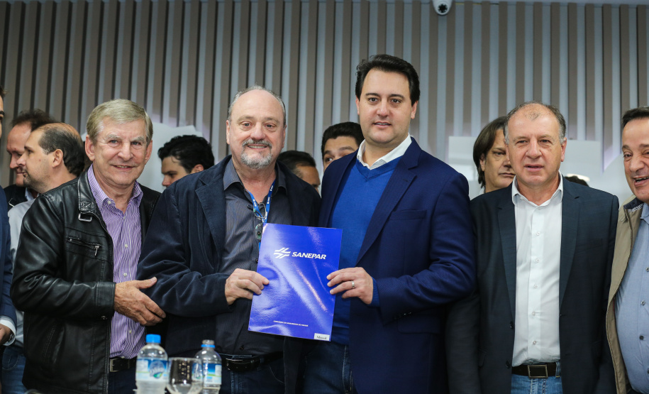 O governador Carlos Massa Ratinho Junior se reúne com prefeitos na sede da Associação dos Municípios do Oeste do Paraná (Amop) em Cascavel nesta sexta-feira (24),  para confirmar recursos do Estado para investimentos nos municípios. No mesmo encontro são anunciados investimentos que a Copel fará na região Oeste nos próximos três anos.   Cascavel, 24/05/2019 -  Foto: Geraldo Bubniak/ANPr