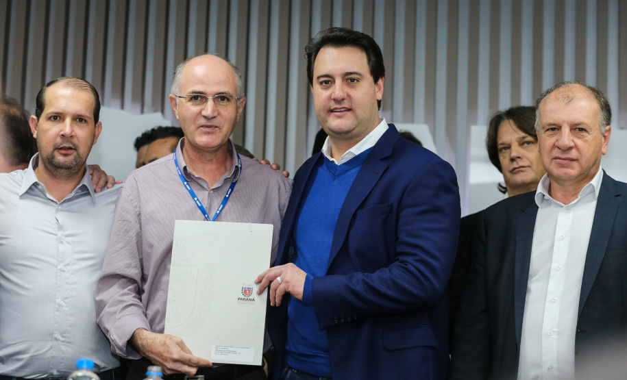 O governador Carlos Massa Ratinho Junior se reúne com prefeitos na sede da Associação dos Municípios do Oeste do Paraná (Amop) em Cascavel nesta sexta-feira (24),  para confirmar recursos do Estado para investimentos nos municípios. No mesmo encontro são anunciados investimentos que a Copel fará na região Oeste nos próximos três anos.   Cascavel, 24/05/2019 -  Foto: Geraldo Bubniak/ANPr