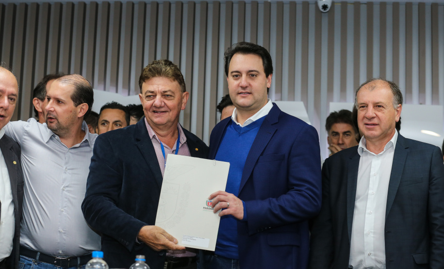 O governador Carlos Massa Ratinho Junior se reúne com prefeitos na sede da Associação dos Municípios do Oeste do Paraná (Amop) em Cascavel nesta sexta-feira (24),  para confirmar recursos do Estado para investimentos nos municípios. No mesmo encontro são anunciados investimentos que a Copel fará na região Oeste nos próximos três anos.   Cascavel, 24/05/2019 -  Foto: Geraldo Bubniak/ANPr