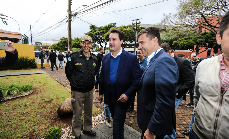 O governador Carlos Massa Ratinho Junior se reúne com prefeitos na sede da Associação dos Municípios do Oeste do Paraná (Amop) em Cascavel nesta sexta-feira (24),  para confirmar recursos do Estado para investimentos nos municípios. No mesmo encontro são anunciados investimentos que a Copel fará na região Oeste nos próximos três anos.   Cascavel, 24/05/2019 -  Foto: Geraldo Bubniak/ANPr