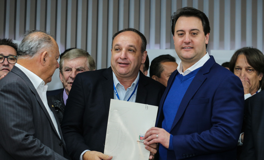 O governador Carlos Massa Ratinho Junior se reúne com prefeitos na sede da Associação dos Municípios do Oeste do Paraná (Amop) em Cascavel nesta sexta-feira (24),  para confirmar recursos do Estado para investimentos nos municípios. No mesmo encontro são anunciados investimentos que a Copel fará na região Oeste nos próximos três anos.   Cascavel, 24/05/2019 -  Foto: Geraldo Bubniak/ANPr