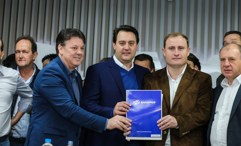 O governador Carlos Massa Ratinho Junior se reúne com prefeitos na sede da Associação dos Municípios do Oeste do Paraná (Amop) em Cascavel nesta sexta-feira (24),  para confirmar recursos do Estado para investimentos nos municípios. No mesmo encontro são anunciados investimentos que a Copel fará na região Oeste nos próximos três anos.   Cascavel, 24/05/2019 -  Foto: Geraldo Bubniak/ANPr