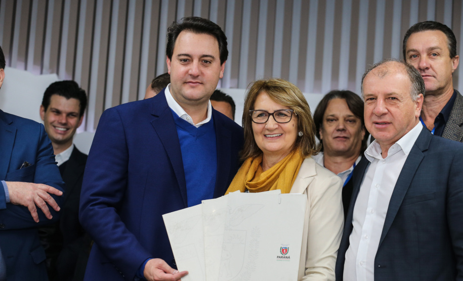 O governador Carlos Massa Ratinho Junior se reúne com prefeitos na sede da Associação dos Municípios do Oeste do Paraná (Amop) em Cascavel nesta sexta-feira (24),  para confirmar recursos do Estado para investimentos nos municípios. No mesmo encontro são anunciados investimentos que a Copel fará na região Oeste nos próximos três anos.   Cascavel, 24/05/2019 -  Foto: Geraldo Bubniak/ANPr