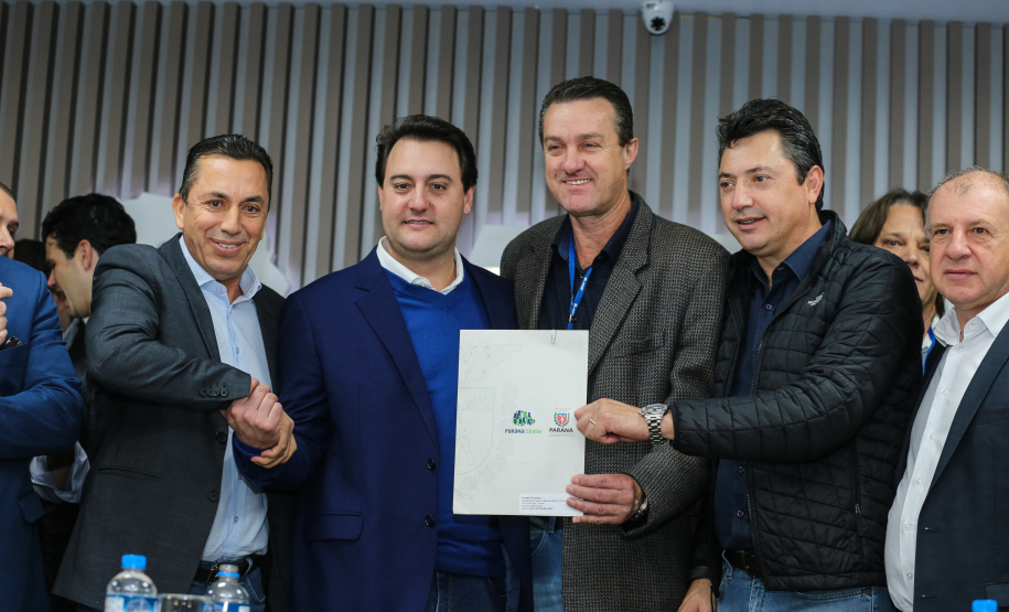 O governador Carlos Massa Ratinho Junior se reúne com prefeitos na sede da Associação dos Municípios do Oeste do Paraná (Amop) em Cascavel nesta sexta-feira (24),  para confirmar recursos do Estado para investimentos nos municípios. No mesmo encontro são anunciados investimentos que a Copel fará na região Oeste nos próximos três anos.   Cascavel, 24/05/2019 -  Foto: Geraldo Bubniak/ANPr