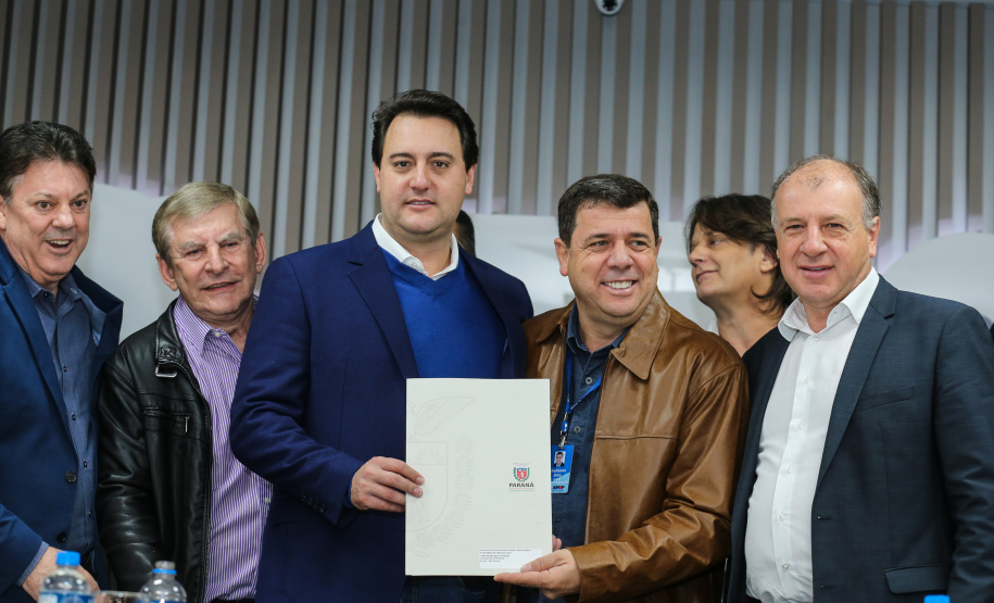 O governador Carlos Massa Ratinho Junior se reúne com prefeitos na sede da Associação dos Municípios do Oeste do Paraná (Amop) em Cascavel nesta sexta-feira (24),  para confirmar recursos do Estado para investimentos nos municípios. No mesmo encontro são anunciados investimentos que a Copel fará na região Oeste nos próximos três anos.   Cascavel, 24/05/2019 -  Foto: Geraldo Bubniak/ANPr