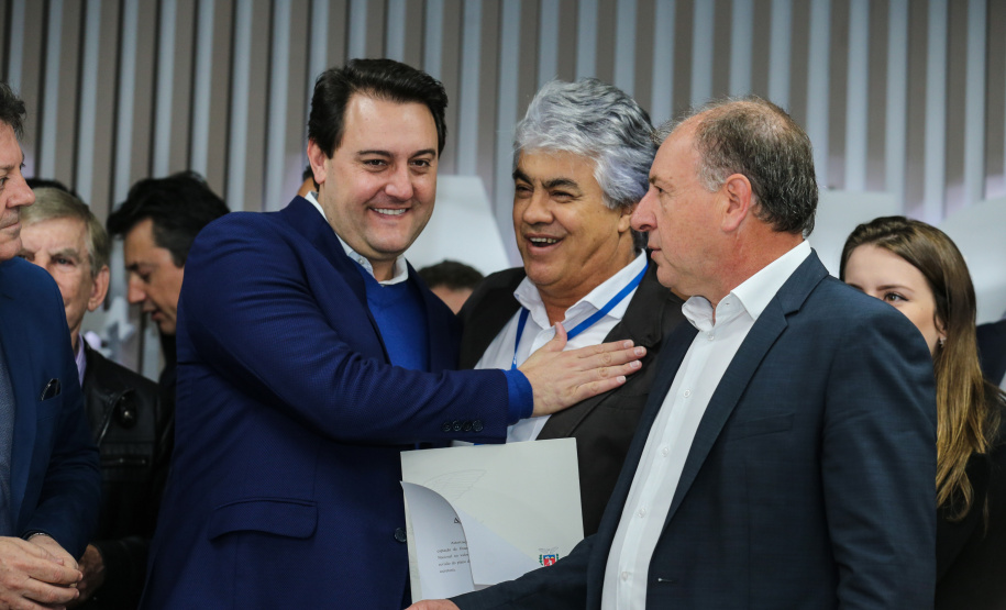 O governador Carlos Massa Ratinho Junior se reúne com prefeitos na sede da Associação dos Municípios do Oeste do Paraná (Amop) em Cascavel nesta sexta-feira (24),  para confirmar recursos do Estado para investimentos nos municípios. No mesmo encontro são anunciados investimentos que a Copel fará na região Oeste nos próximos três anos.   Cascavel, 24/05/2019 -  Foto: Geraldo Bubniak/ANPr