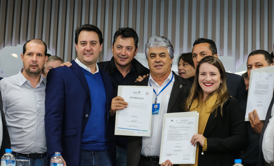 O governador Carlos Massa Ratinho Junior se reúne com prefeitos na sede da Associação dos Municípios do Oeste do Paraná (Amop) em Cascavel nesta sexta-feira (24),  para confirmar recursos do Estado para investimentos nos municípios. No mesmo encontro são anunciados investimentos que a Copel fará na região Oeste nos próximos três anos.   Cascavel, 24/05/2019 -  Foto: Geraldo Bubniak/ANPr