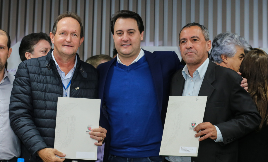 O governador Carlos Massa Ratinho Junior se reúne com prefeitos na sede da Associação dos Municípios do Oeste do Paraná (Amop) em Cascavel nesta sexta-feira (24),  para confirmar recursos do Estado para investimentos nos municípios. No mesmo encontro são anunciados investimentos que a Copel fará na região Oeste nos próximos três anos.   Cascavel, 24/05/2019 -  Foto: Geraldo Bubniak/ANPr