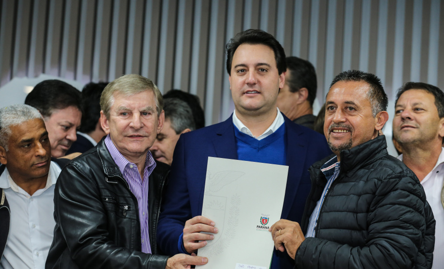 O governador Carlos Massa Ratinho Junior se reúne com prefeitos na sede da Associação dos Municípios do Oeste do Paraná (Amop) em Cascavel nesta sexta-feira (24),  para confirmar recursos do Estado para investimentos nos municípios. No mesmo encontro são anunciados investimentos que a Copel fará na região Oeste nos próximos três anos.   Cascavel, 24/05/2019 -  Foto: Geraldo Bubniak/ANPr