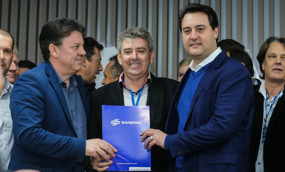 O governador Carlos Massa Ratinho Junior se reúne com prefeitos na sede da Associação dos Municípios do Oeste do Paraná (Amop) em Cascavel nesta sexta-feira (24),  para confirmar recursos do Estado para investimentos nos municípios. No mesmo encontro são anunciados investimentos que a Copel fará na região Oeste nos próximos três anos.   Cascavel, 24/05/2019 -  Foto: Geraldo Bubniak/ANPr