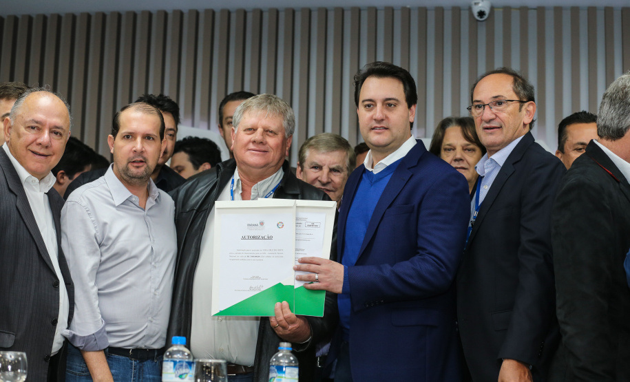 O governador Carlos Massa Ratinho Junior se reúne com prefeitos na sede da Associação dos Municípios do Oeste do Paraná (Amop) em Cascavel nesta sexta-feira (24),  para confirmar recursos do Estado para investimentos nos municípios. No mesmo encontro são anunciados investimentos que a Copel fará na região Oeste nos próximos três anos.   Cascavel, 24/05/2019 -  Foto: Geraldo Bubniak/ANPr