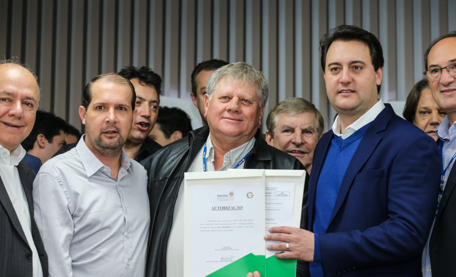 O governador Carlos Massa Ratinho Junior se reúne com prefeitos na sede da Associação dos Municípios do Oeste do Paraná (Amop) em Cascavel nesta sexta-feira (24),  para confirmar recursos do Estado para investimentos nos municípios. No mesmo encontro são anunciados investimentos que a Copel fará na região Oeste nos próximos três anos.   Cascavel, 24/05/2019 -  Foto: Geraldo Bubniak/ANPr