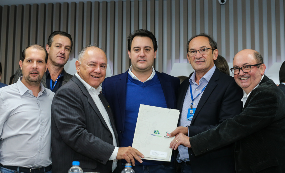 O governador Carlos Massa Ratinho Junior se reúne com prefeitos na sede da Associação dos Municípios do Oeste do Paraná (Amop) em Cascavel nesta sexta-feira (24),  para confirmar recursos do Estado para investimentos nos municípios. No mesmo encontro são anunciados investimentos que a Copel fará na região Oeste nos próximos três anos.   Cascavel, 24/05/2019 -  Foto: Geraldo Bubniak/ANPr