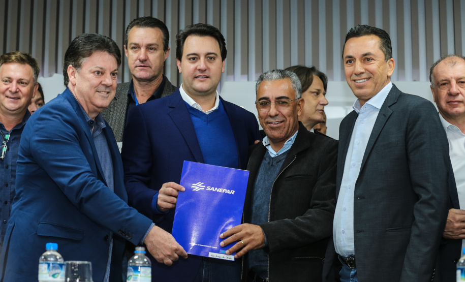 O governador Carlos Massa Ratinho Junior se reúne com prefeitos na sede da Associação dos Municípios do Oeste do Paraná (Amop) em Cascavel nesta sexta-feira (24),  para confirmar recursos do Estado para investimentos nos municípios. No mesmo encontro são anunciados investimentos que a Copel fará na região Oeste nos próximos três anos.   Cascavel, 24/05/2019 -  Foto: Geraldo Bubniak/ANPr