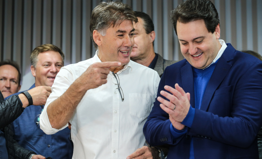 O governador Carlos Massa Ratinho Junior se reúne com prefeitos na sede da Associação dos Municípios do Oeste do Paraná (Amop) em Cascavel nesta sexta-feira (24),  para confirmar recursos do Estado para investimentos nos municípios. No mesmo encontro são anunciados investimentos que a Copel fará na região Oeste nos próximos três anos.   Cascavel, 24/05/2019 -  Foto: Geraldo Bubniak/ANPr