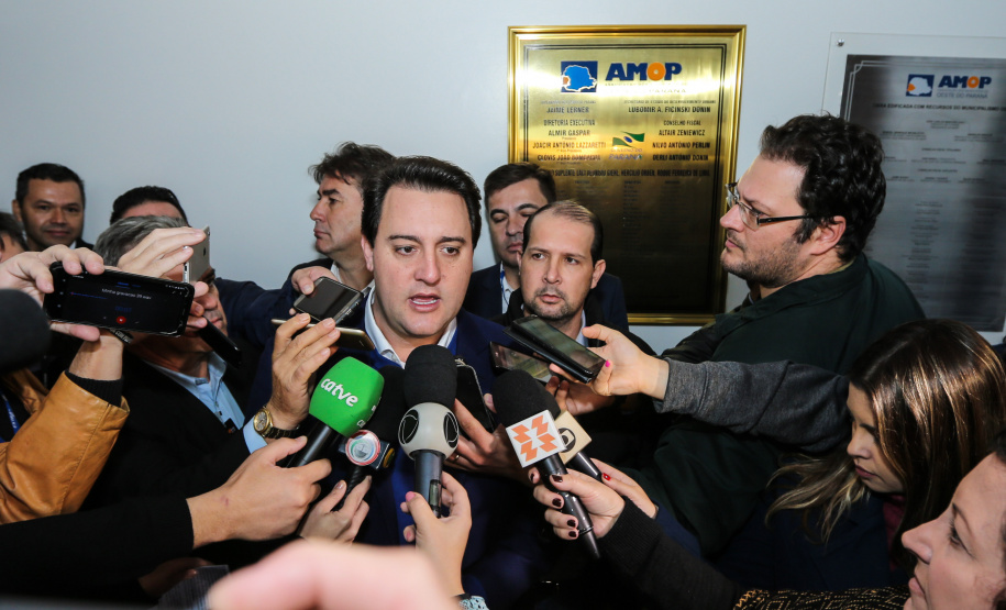 O governador Carlos Massa Ratinho Junior se reúne com prefeitos na sede da Associação dos Municípios do Oeste do Paraná (Amop) em Cascavel nesta sexta-feira (24),  para confirmar recursos do Estado para investimentos nos municípios. No mesmo encontro são anunciados investimentos que a Copel fará na região Oeste nos próximos três anos.   Cascavel, 24/05/2019 -  Foto: Geraldo Bubniak/ANPr