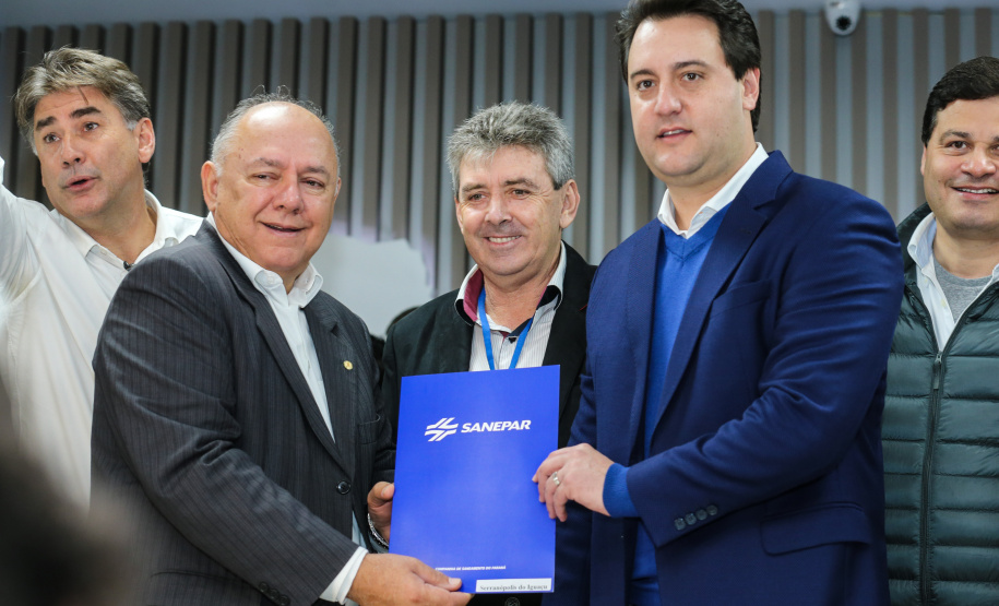 O governador Carlos Massa Ratinho Junior se reúne com prefeitos na sede da Associação dos Municípios do Oeste do Paraná (Amop) em Cascavel nesta sexta-feira (24),  para confirmar recursos do Estado para investimentos nos municípios. No mesmo encontro são anunciados investimentos que a Copel fará na região Oeste nos próximos três anos.   Cascavel, 24/05/2019 -  Foto: Geraldo Bubniak/ANPr