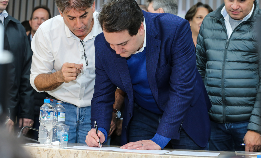 O governador Carlos Massa Ratinho Junior se reúne com prefeitos na sede da Associação dos Municípios do Oeste do Paraná (Amop) em Cascavel nesta sexta-feira (24),  para confirmar recursos do Estado para investimentos nos municípios. No mesmo encontro são anunciados investimentos que a Copel fará na região Oeste nos próximos três anos.   Cascavel, 24/05/2019 -  Foto: Geraldo Bubniak/ANPr