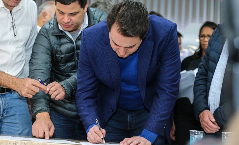 O governador Carlos Massa Ratinho Junior se reúne com prefeitos na sede da Associação dos Municípios do Oeste do Paraná (Amop) em Cascavel nesta sexta-feira (24),  para confirmar recursos do Estado para investimentos nos municípios. No mesmo encontro são anunciados investimentos que a Copel fará na região Oeste nos próximos três anos.   Cascavel, 24/05/2019 -  Foto: Geraldo Bubniak/ANPr