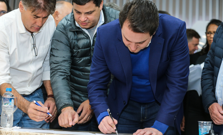 O governador Carlos Massa Ratinho Junior se reúne com prefeitos na sede da Associação dos Municípios do Oeste do Paraná (Amop) em Cascavel nesta sexta-feira (24),  para confirmar recursos do Estado para investimentos nos municípios. No mesmo encontro são anunciados investimentos que a Copel fará na região Oeste nos próximos três anos.   Cascavel, 24/05/2019 -  Foto: Geraldo Bubniak/ANPr