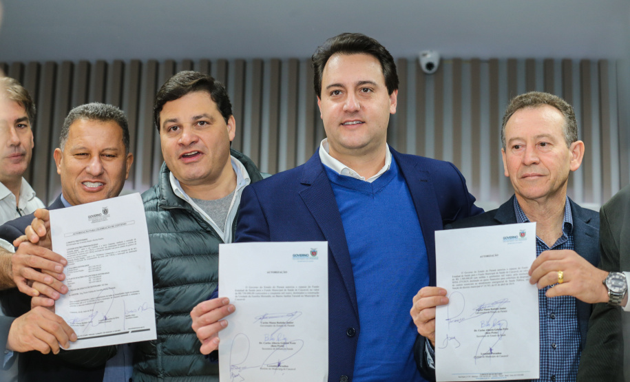 O governador Carlos Massa Ratinho Junior se reúne com prefeitos na sede da Associação dos Municípios do Oeste do Paraná (Amop) em Cascavel nesta sexta-feira (24),  para confirmar recursos do Estado para investimentos nos municípios. No mesmo encontro são anunciados investimentos que a Copel fará na região Oeste nos próximos três anos.   Cascavel, 24/05/2019 -  Foto: Geraldo Bubniak/ANPr