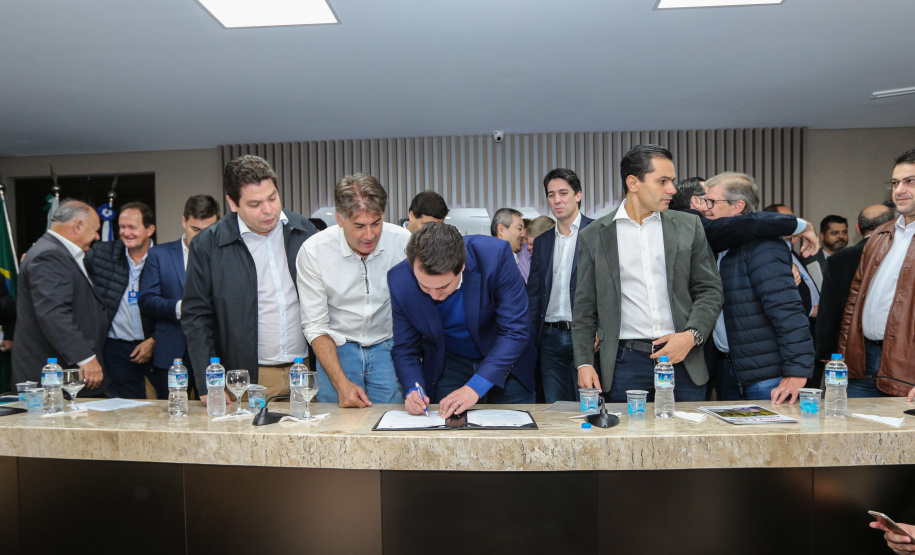 O governador Carlos Massa Ratinho Junior se reúne com prefeitos na sede da Associação dos Municípios do Oeste do Paraná (Amop) em Cascavel nesta sexta-feira (24),  para confirmar recursos do Estado para investimentos nos municípios. No mesmo encontro são anunciados investimentos que a Copel fará na região Oeste nos próximos três anos.   Cascavel, 24/05/2019 -  Foto: Geraldo Bubniak/ANPr