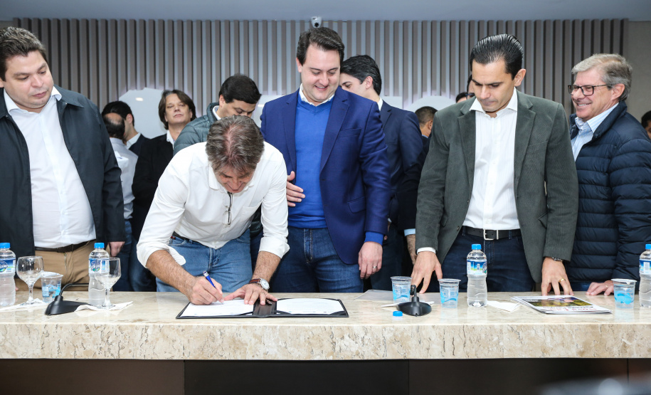 O governador Carlos Massa Ratinho Junior se reúne com prefeitos na sede da Associação dos Municípios do Oeste do Paraná (Amop) em Cascavel nesta sexta-feira (24),  para confirmar recursos do Estado para investimentos nos municípios. No mesmo encontro são anunciados investimentos que a Copel fará na região Oeste nos próximos três anos.   Cascavel, 24/05/2019 -  Foto: Geraldo Bubniak/ANPr