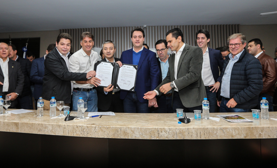 O governador Carlos Massa Ratinho Junior se reúne com prefeitos na sede da Associação dos Municípios do Oeste do Paraná (Amop) em Cascavel nesta sexta-feira (24),  para confirmar recursos do Estado para investimentos nos municípios. No mesmo encontro são anunciados investimentos que a Copel fará na região Oeste nos próximos três anos.   Cascavel, 24/05/2019 -  Foto: Geraldo Bubniak/ANPr