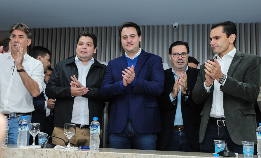 O governador Carlos Massa Ratinho Junior se reúne com prefeitos na sede da Associação dos Municípios do Oeste do Paraná (Amop) em Cascavel nesta sexta-feira (24),  para confirmar recursos do Estado para investimentos nos municípios. No mesmo encontro são anunciados investimentos que a Copel fará na região Oeste nos próximos três anos.   Cascavel, 24/05/2019 -  Foto: Geraldo Bubniak/ANPr