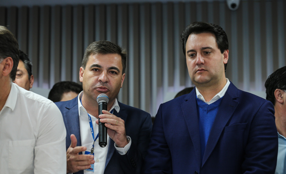 O governador Carlos Massa Ratinho Junior se reúne com prefeitos na sede da Associação dos Municípios do Oeste do Paraná (Amop) em Cascavel nesta sexta-feira (24),  para confirmar recursos do Estado para investimentos nos municípios. No mesmo encontro são anunciados investimentos que a Copel fará na região Oeste nos próximos três anos.   Cascavel, 24/05/2019 -  Foto: Geraldo Bubniak/ANPr