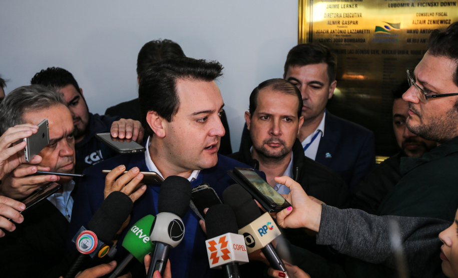 O governador Carlos Massa Ratinho Junior se reúne com prefeitos na sede da Associação dos Municípios do Oeste do Paraná (Amop) em Cascavel nesta sexta-feira (24),  para confirmar recursos do Estado para investimentos nos municípios. No mesmo encontro são anunciados investimentos que a Copel fará na região Oeste nos próximos três anos.   Cascavel, 24/05/2019 -  Foto: Geraldo Bubniak/ANPr