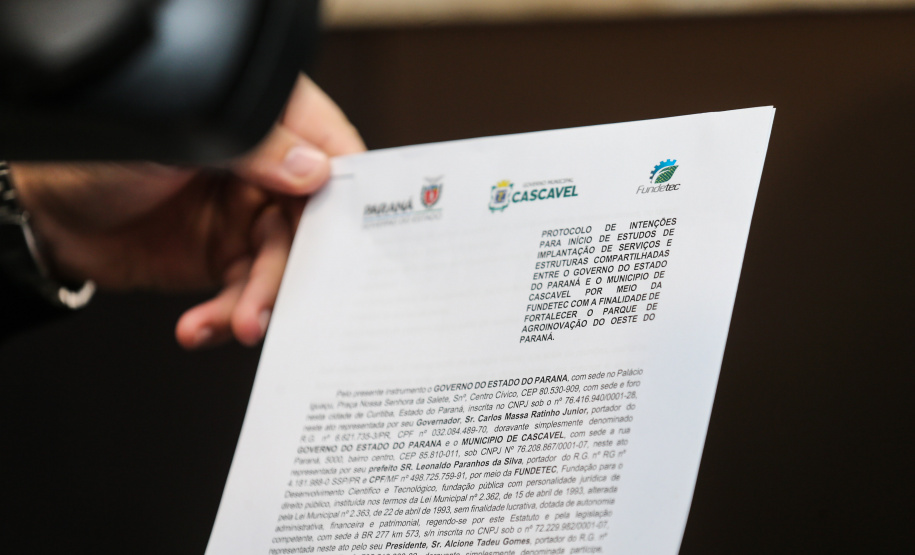 O governador Carlos Massa Ratinho Junior se reúne com prefeitos na sede da Associação dos Municípios do Oeste do Paraná (Amop) em Cascavel nesta sexta-feira (24),  para confirmar recursos do Estado para investimentos nos municípios. No mesmo encontro são anunciados investimentos que a Copel fará na região Oeste nos próximos três anos.   Cascavel, 24/05/2019 -  Foto: Geraldo Bubniak/ANPr