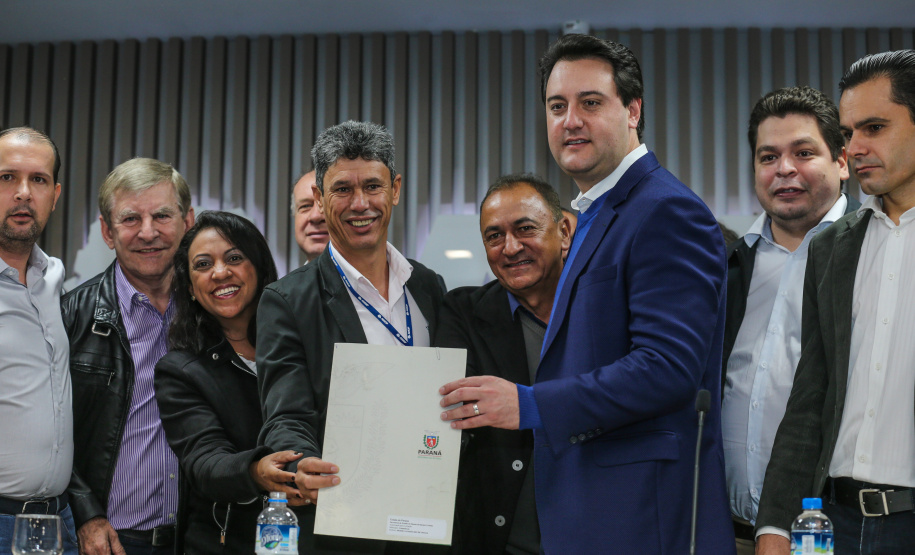 O governador Carlos Massa Ratinho Junior se reúne com prefeitos na sede da Associação dos Municípios do Oeste do Paraná (Amop) em Cascavel nesta sexta-feira (24),  para confirmar recursos do Estado para investimentos nos municípios. No mesmo encontro são anunciados investimentos que a Copel fará na região Oeste nos próximos três anos.   Cascavel, 24/05/2019 -  Foto: Geraldo Bubniak/ANPr