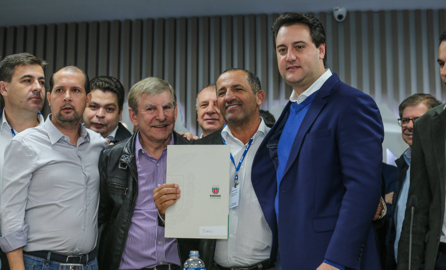 O governador Carlos Massa Ratinho Junior se reúne com prefeitos na sede da Associação dos Municípios do Oeste do Paraná (Amop) em Cascavel nesta sexta-feira (24),  para confirmar recursos do Estado para investimentos nos municípios. No mesmo encontro são anunciados investimentos que a Copel fará na região Oeste nos próximos três anos.   Cascavel, 24/05/2019 -  Foto: Geraldo Bubniak/ANPr