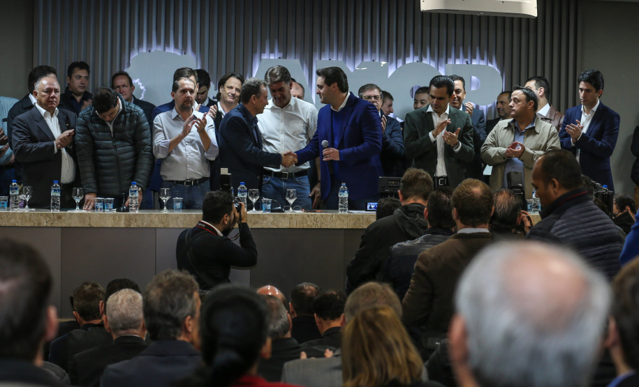 O governador Carlos Massa Ratinho Junior se reúne com prefeitos na sede da Associação dos Municípios do Oeste do Paraná (Amop) em Cascavel nesta sexta-feira (24),  para confirmar recursos do Estado para investimentos nos municípios. No mesmo encontro são anunciados investimentos que a Copel fará na região Oeste nos próximos três anos.   Cascavel, 24/05/2019 -  Foto: Geraldo Bubniak/ANPr