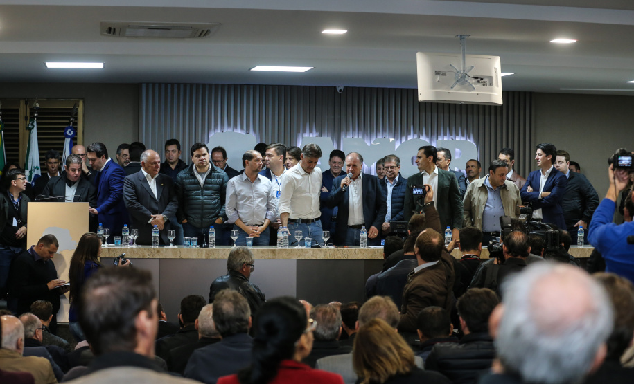 O governador Carlos Massa Ratinho Junior se reúne com prefeitos na sede da Associação dos Municípios do Oeste do Paraná (Amop) em Cascavel nesta sexta-feira (24),  para confirmar recursos do Estado para investimentos nos municípios. No mesmo encontro são anunciados investimentos que a Copel fará na região Oeste nos próximos três anos.   Cascavel, 24/05/2019 -  Foto: Geraldo Bubniak/ANPr
