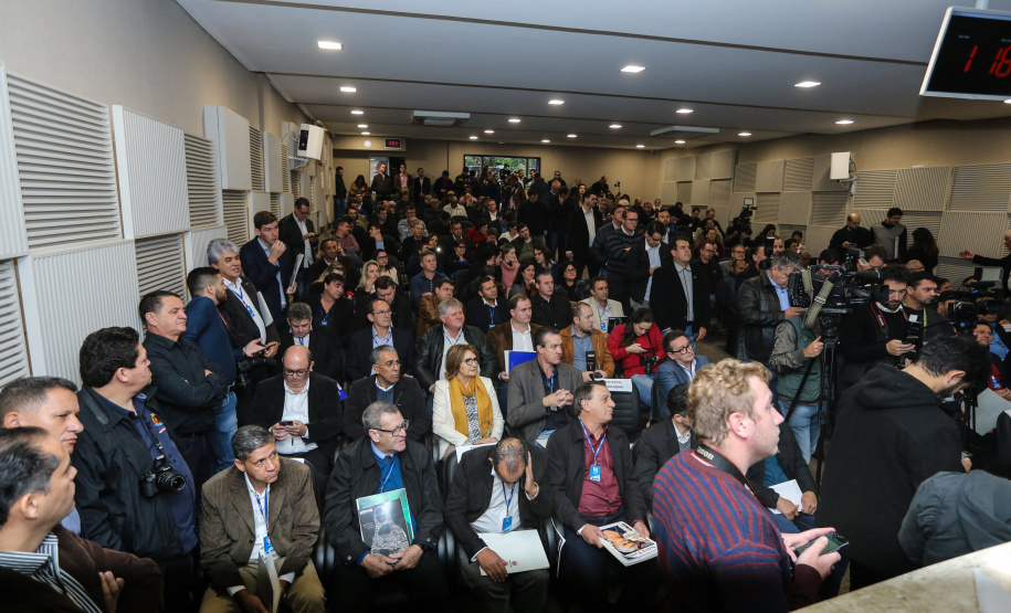 O governador Carlos Massa Ratinho Junior se reúne com prefeitos na sede da Associação dos Municípios do Oeste do Paraná (Amop) em Cascavel nesta sexta-feira (24),  para confirmar recursos do Estado para investimentos nos municípios. No mesmo encontro são anunciados investimentos que a Copel fará na região Oeste nos próximos três anos.   Cascavel, 24/05/2019 -  Foto: Geraldo Bubniak/ANPr