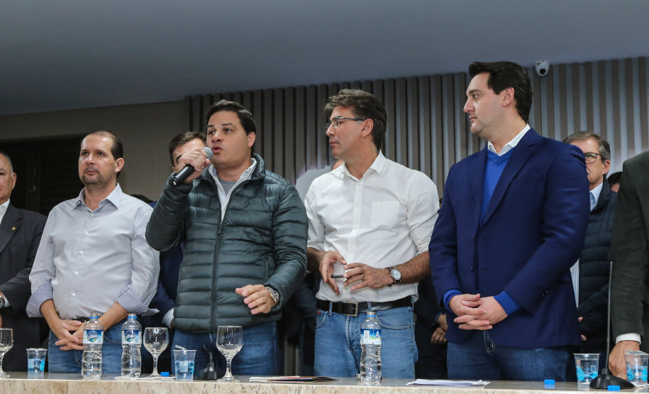 O governador Carlos Massa Ratinho Junior se reúne com prefeitos na sede da Associação dos Municípios do Oeste do Paraná (Amop) em Cascavel nesta sexta-feira (24),  para confirmar recursos do Estado para investimentos nos municípios. No mesmo encontro são anunciados investimentos que a Copel fará na região Oeste nos próximos três anos.   Cascavel, 24/05/2019 -  Foto: Geraldo Bubniak/ANPr