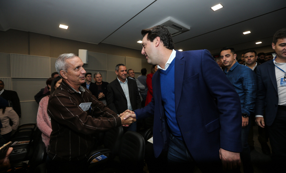 O governador Carlos Massa Ratinho Junior se reúne com prefeitos na sede da Associação dos Municípios do Oeste do Paraná (Amop) em Cascavel nesta sexta-feira (24),  para confirmar recursos do Estado para investimentos nos municípios. No mesmo encontro são anunciados investimentos que a Copel fará na região Oeste nos próximos três anos.   Cascavel, 24/05/2019 -  Foto: Geraldo Bubniak/ANPr