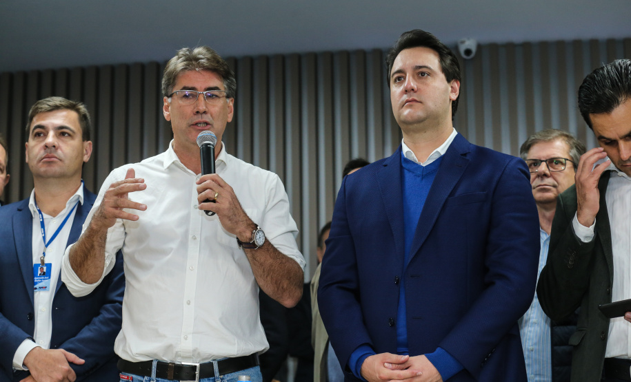 O governador Carlos Massa Ratinho Junior se reúne com prefeitos na sede da Associação dos Municípios do Oeste do Paraná (Amop) em Cascavel nesta sexta-feira (24),  para confirmar recursos do Estado para investimentos nos municípios. No mesmo encontro são anunciados investimentos que a Copel fará na região Oeste nos próximos três anos.   Cascavel, 24/05/2019 -  Foto: Geraldo Bubniak/ANPr