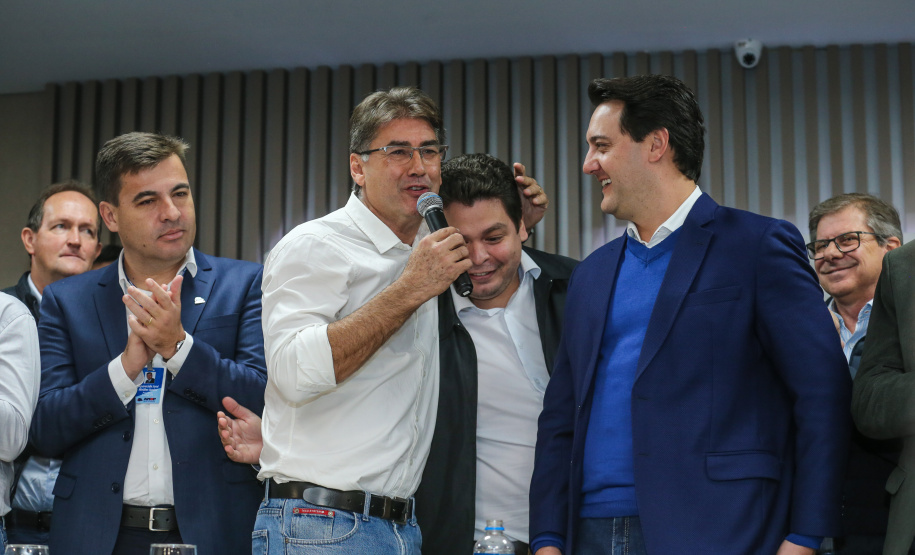 O governador Carlos Massa Ratinho Junior se reúne com prefeitos na sede da Associação dos Municípios do Oeste do Paraná (Amop) em Cascavel nesta sexta-feira (24),  para confirmar recursos do Estado para investimentos nos municípios. No mesmo encontro são anunciados investimentos que a Copel fará na região Oeste nos próximos três anos.   Cascavel, 24/05/2019 -  Foto: Geraldo Bubniak/ANPr