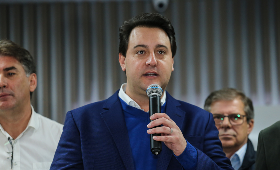 O governador Carlos Massa Ratinho Junior se reúne com prefeitos na sede da Associação dos Municípios do Oeste do Paraná (Amop) em Cascavel nesta sexta-feira (24),  para confirmar recursos do Estado para investimentos nos municípios. No mesmo encontro são anunciados investimentos que a Copel fará na região Oeste nos próximos três anos.   Cascavel, 24/05/2019 -  Foto: Geraldo Bubniak/ANPr