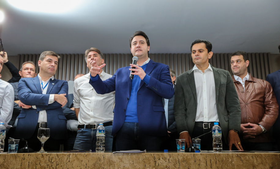 O governador Carlos Massa Ratinho Junior se reúne com prefeitos na sede da Associação dos Municípios do Oeste do Paraná (Amop) em Cascavel nesta sexta-feira (24),  para confirmar recursos do Estado para investimentos nos municípios. No mesmo encontro são anunciados investimentos que a Copel fará na região Oeste nos próximos três anos.   Cascavel, 24/05/2019 -  Foto: Geraldo Bubniak/ANPr