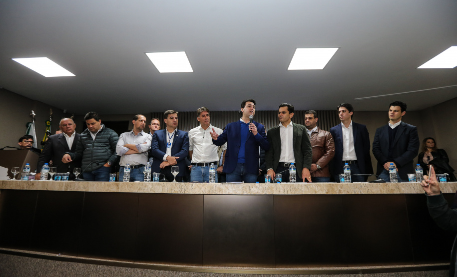 O governador Carlos Massa Ratinho Junior se reúne com prefeitos na sede da Associação dos Municípios do Oeste do Paraná (Amop) em Cascavel nesta sexta-feira (24),  para confirmar recursos do Estado para investimentos nos municípios. No mesmo encontro são anunciados investimentos que a Copel fará na região Oeste nos próximos três anos.   Cascavel, 24/05/2019 -  Foto: Geraldo Bubniak/ANPr