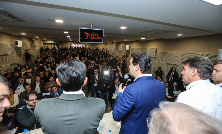 O governador Carlos Massa Ratinho Junior se reúne com prefeitos na sede da Associação dos Municípios do Oeste do Paraná (Amop) em Cascavel nesta sexta-feira (24),  para confirmar recursos do Estado para investimentos nos municípios. No mesmo encontro são anunciados investimentos que a Copel fará na região Oeste nos próximos três anos.   Cascavel, 24/05/2019 -  Foto: Geraldo Bubniak/ANPr