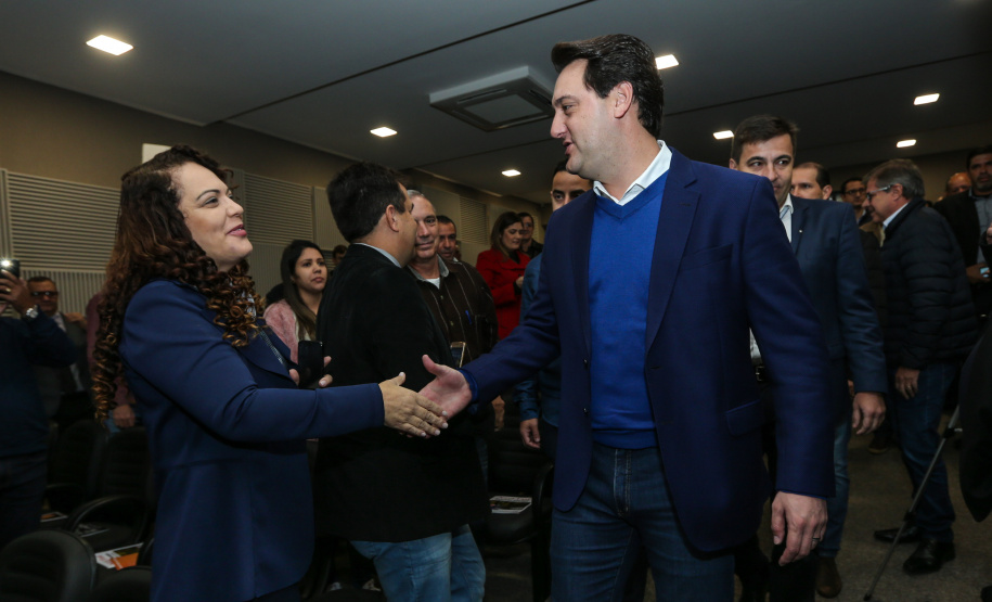 O governador Carlos Massa Ratinho Junior se reúne com prefeitos na sede da Associação dos Municípios do Oeste do Paraná (Amop) em Cascavel nesta sexta-feira (24),  para confirmar recursos do Estado para investimentos nos municípios. No mesmo encontro são anunciados investimentos que a Copel fará na região Oeste nos próximos três anos.   Cascavel, 24/05/2019 -  Foto: Geraldo Bubniak/ANPr