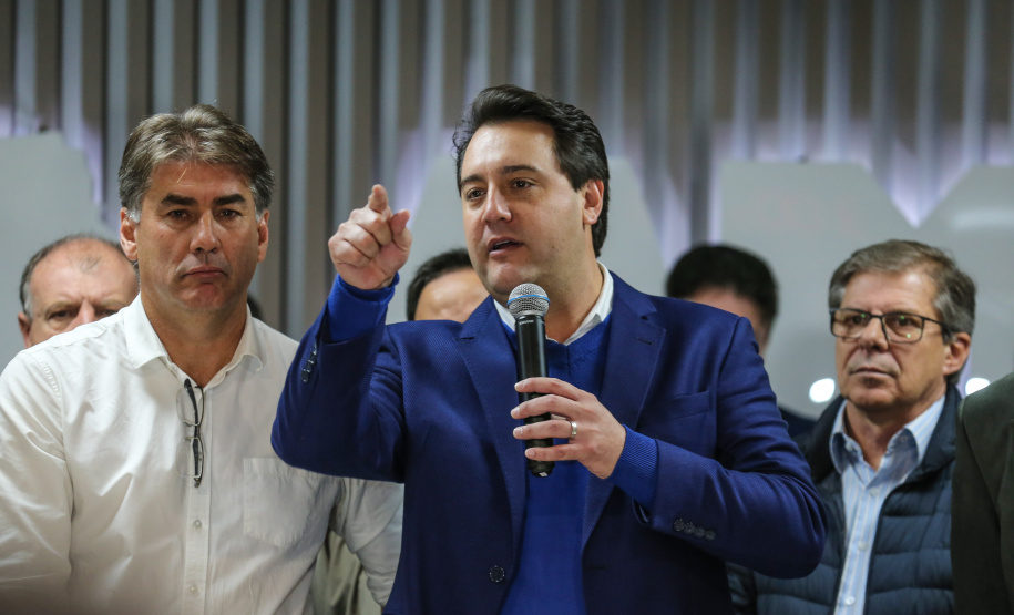 O governador Carlos Massa Ratinho Junior se reúne com prefeitos na sede da Associação dos Municípios do Oeste do Paraná (Amop) em Cascavel nesta sexta-feira (24),  para confirmar recursos do Estado para investimentos nos municípios. No mesmo encontro são anunciados investimentos que a Copel fará na região Oeste nos próximos três anos.   Cascavel, 24/05/2019 -  Foto: Geraldo Bubniak/ANPr