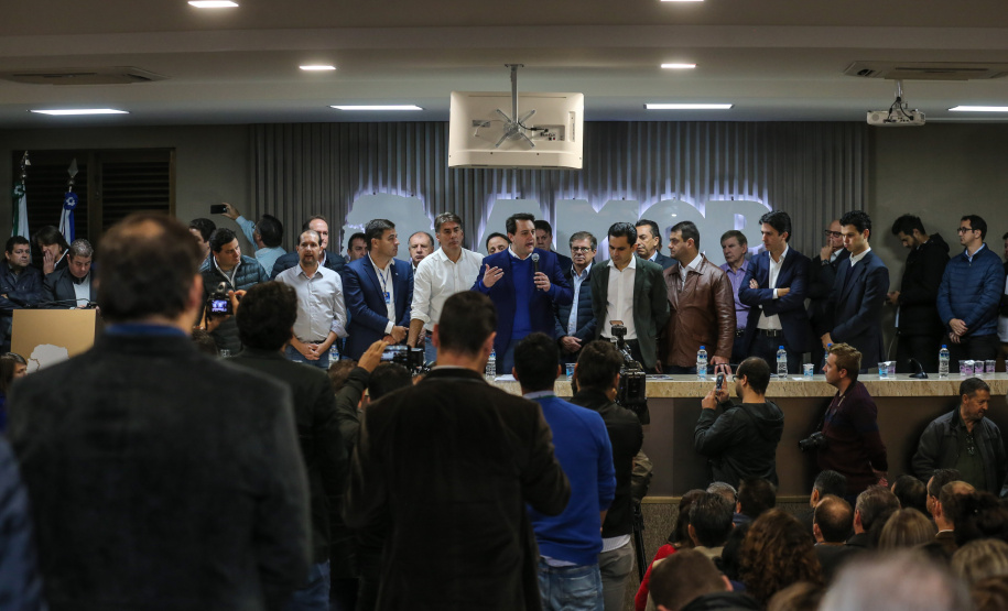 O governador Carlos Massa Ratinho Junior se reúne com prefeitos na sede da Associação dos Municípios do Oeste do Paraná (Amop) em Cascavel nesta sexta-feira (24),  para confirmar recursos do Estado para investimentos nos municípios. No mesmo encontro são anunciados investimentos que a Copel fará na região Oeste nos próximos três anos.   Cascavel, 24/05/2019 -  Foto: Geraldo Bubniak/ANPr