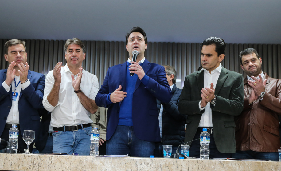 O governador Carlos Massa Ratinho Junior se reúne com prefeitos na sede da Associação dos Municípios do Oeste do Paraná (Amop) em Cascavel nesta sexta-feira (24),  para confirmar recursos do Estado para investimentos nos municípios. No mesmo encontro são anunciados investimentos que a Copel fará na região Oeste nos próximos três anos.   Cascavel, 24/05/2019 -  Foto: Geraldo Bubniak/ANPr